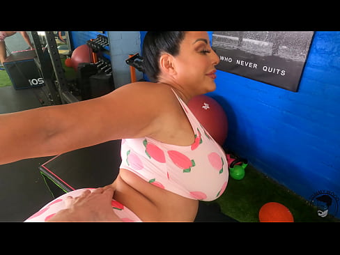 Сладострастная королева милфа-латина с большой жопой Kiara Mia