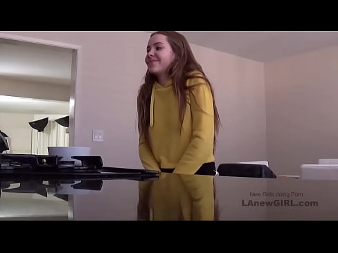 Горячая тини сосет и быстро трахается в киску в студии